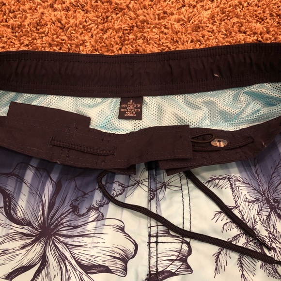 Roundtree & Yorke Men’s Swim Trunks - Picture 6 of 8